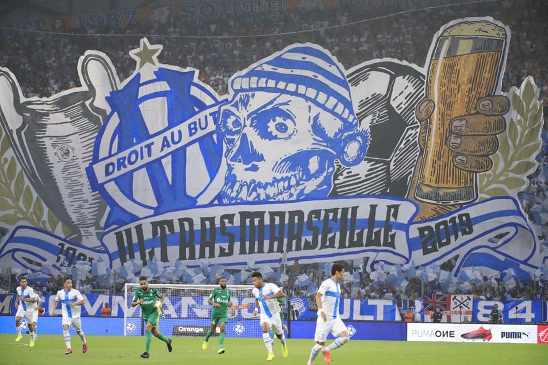 CĐV Marseille nổi tiếng m&aacute;u lửa.