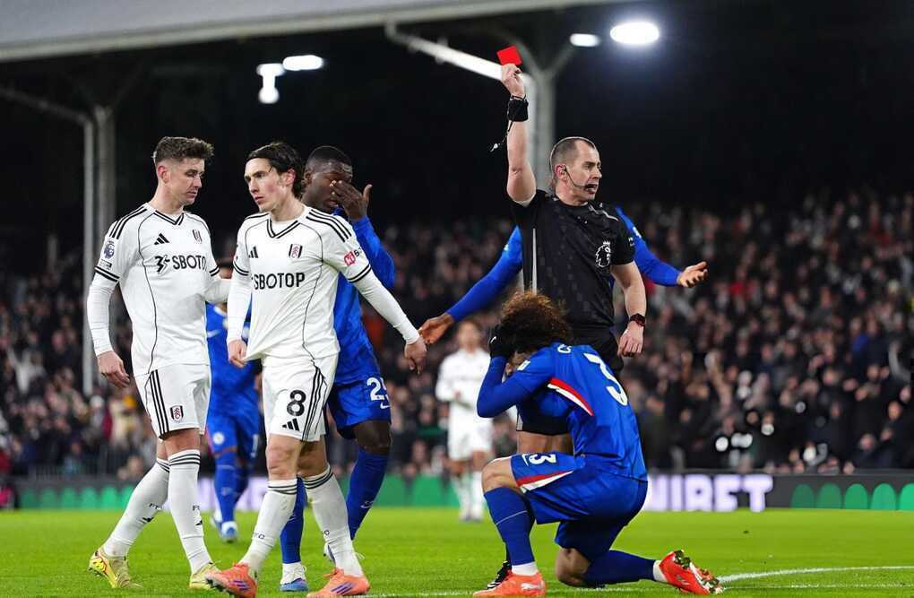 Cucurella bị đuổi sớm, Chelsea gục ngã trước Fulham