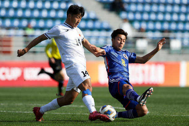 Arsen Sharshenbekov (số 14) l&agrave; trụ cột nơi tuyến giữa của U23 Kyrgyzstan.