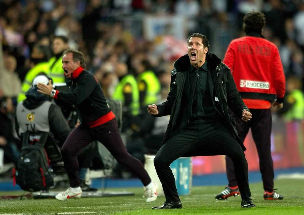 Phản ứng mạnh mẽ của Diego Simeone b&ecirc;n ngo&agrave;i đường bi&ecirc;n.&nbsp;