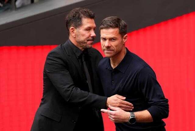 Diego Simeone chuẩn bị t&aacute;i đấu Xabi Alonso ở derby Madrid.