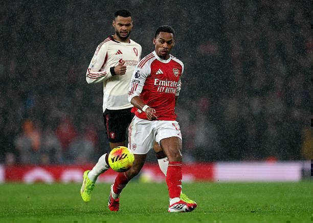 Jurrien Timber (7.1): Anh ấy hoạt động như một trong những mũi nhọn tấn c&ocirc;ng chủ lực của Arsenal với những pha đột ph&aacute; sắc b&eacute;n b&ecirc;n c&aacute;nh phải, d&ugrave; những đường chuyền bổng của anh thường kh&ocirc;ng được c&aacute;c đồng đội tận dụng hiệu quả.