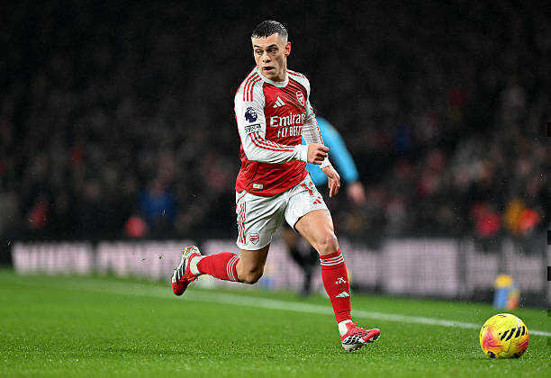 Leandro Trossard (6.4): Trong hiệp một, anh ấy chỉ c&oacute; một c&uacute; s&uacute;t đi chệch khung th&agrave;nh sau khi b&oacute;ng đổi hướng, nhưng đ&oacute; l&agrave; tất cả những g&igrave; tốt đẹp nhất m&agrave; cầu thủ người Bỉ l&agrave;m được trong một đ&ecirc;m kh&aacute; im ắng. Anh rời s&acirc;n nhường chỗ cho Martinelli.