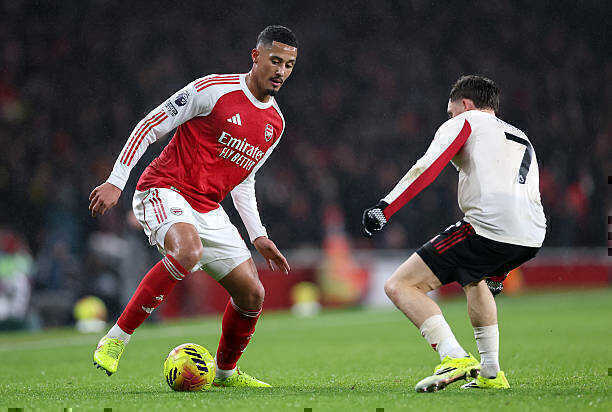 William Saliba (7.3): May mắn tho&aacute;t khỏi một pha mất tập trung tai hại khi chuyền b&oacute;ng về sửa lưng Raya. Nh&igrave;n chung, Saliba đ&atilde; chơi tốt, d&ugrave; phần lớn l&agrave; do Liverpool thiếu sự hiện diện &aacute;p đảo trong v&ograve;ng cấm.