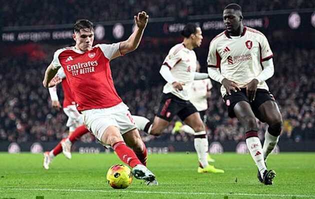 Viktor Gyokeres (6.5): Trong nhiều t&igrave;nh huống, Arsenal chờ đợi một tiền đạo đ&oacute;n những quả tạt b&oacute;ng v&agrave; những đường chuyền ngược v&agrave;o khu vực cấm địa. Nhưng Gyokeres lại ho&agrave;n to&agrave;n 
