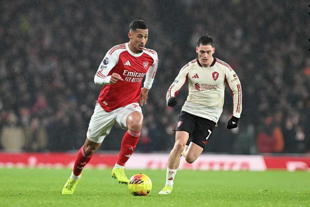 Hòa Liverpool, Arsenal chưa thể bỏ xa Man City