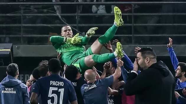 To&agrave;n đội tung h&ocirc; thủ th&agrave;nh người Ph&aacute;p