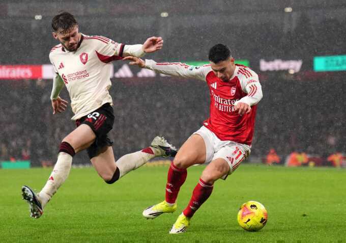 Martinelli gây phẫn nộ vì đẩy cầu thủ Liverpool đang chấn thương