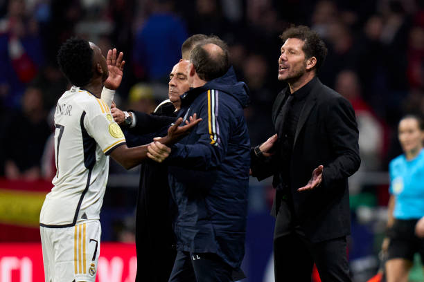 Ngày Simeone biến chất thành kẻ bắt nạt Vinicius