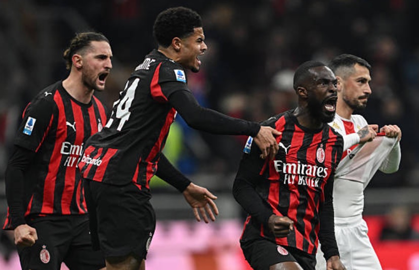 Niềm vui của c&aacute;c cầu thủ Milan sau b&agrave;n gỡ h&ograve;a.