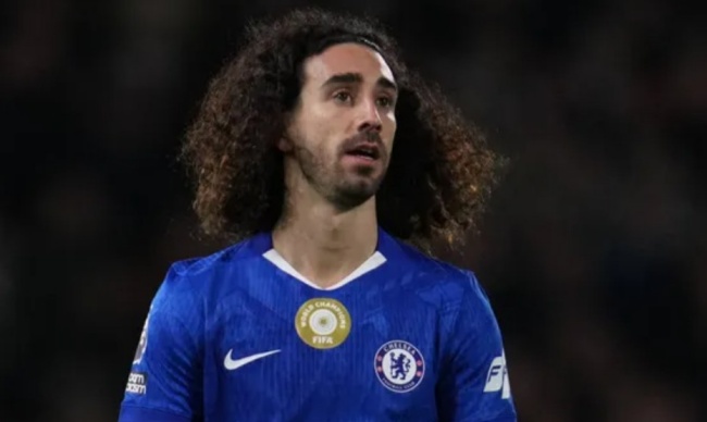 Cucurella ngồi ngo&agrave;i bởi &aacute;n treo gi&ograve;.