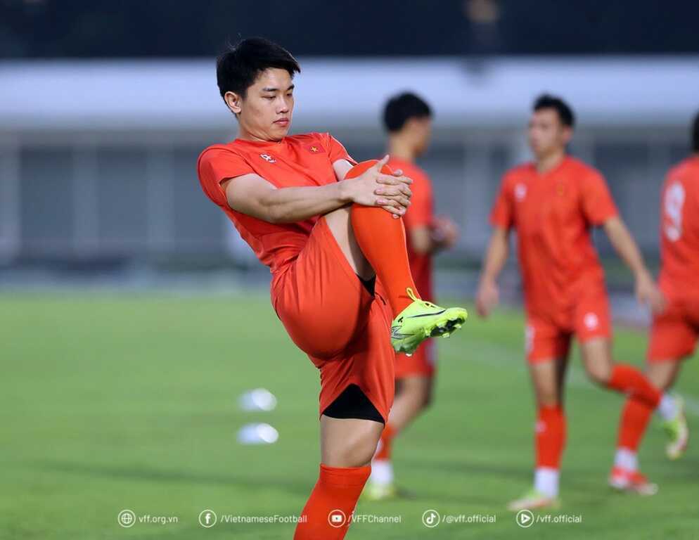 U23 Việt Nam bất ngờ phải nhường sân tập cho Barcelona