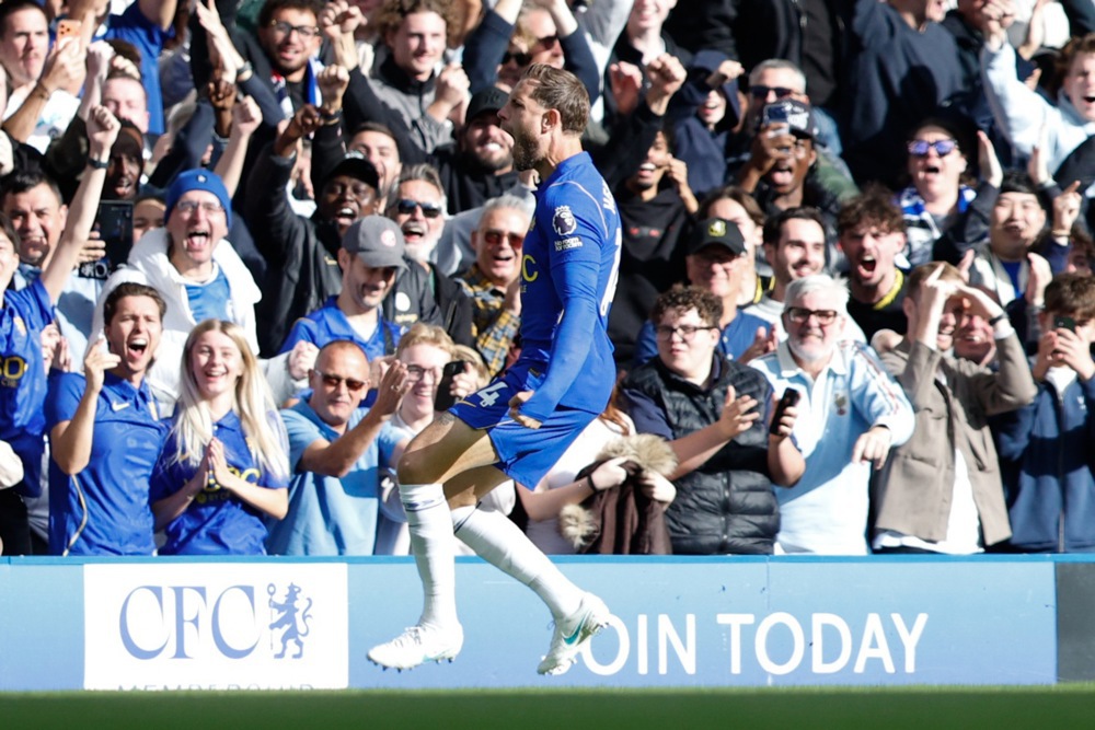 L&atilde;o tướng Jordan Henderson cho thấy gi&aacute; trị. Ảnh: EPA.