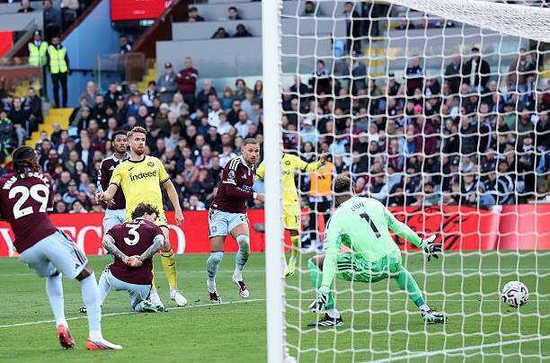 Hàng thủ hớ hênh, Aston Villa tuột chiến thắng trước Brentford