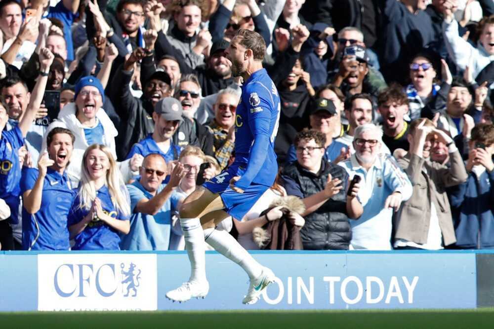 Henderson khiến cầu trường Stamford Bridge b&ugrave;ng nổ. Ảnh: EPA.