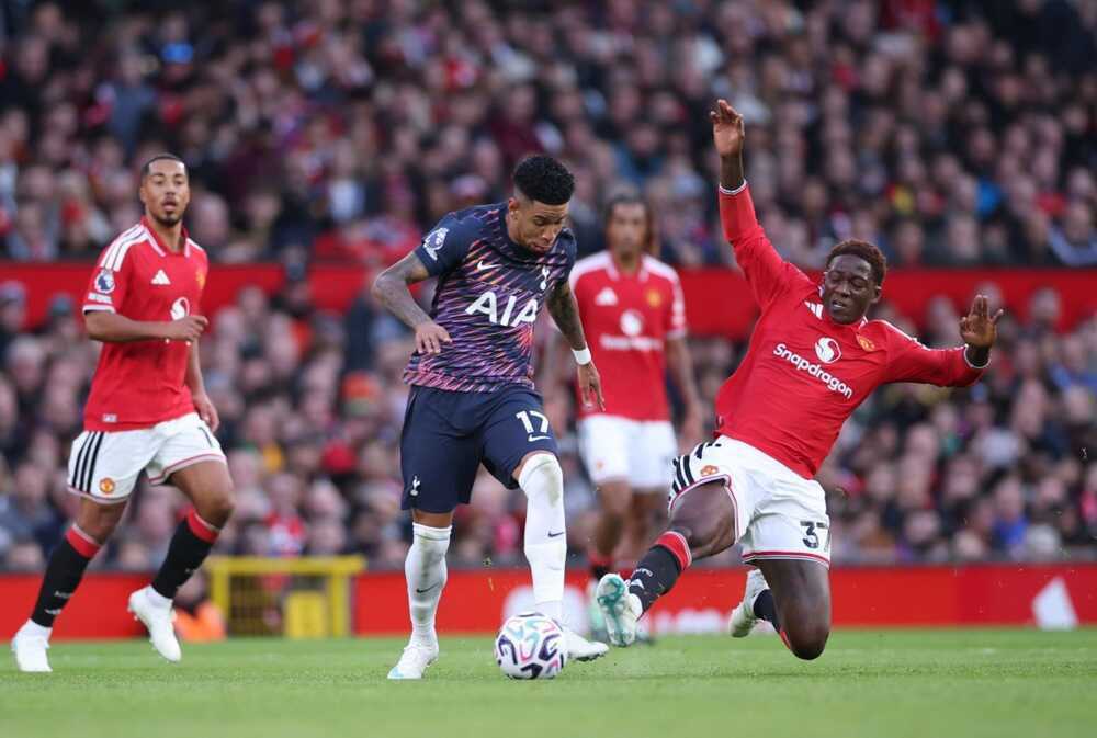 Man Utd tỏ ra l&eacute;p vế ở phần lớn thời gian hiệp 1. Ảnh: EPA/Adam Vaughan.