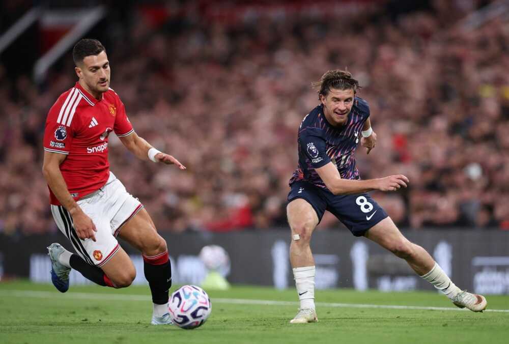 Diogo Dalot &ndash; 6.1: Tạo ra được mối đe dọa khi d&acirc;ng cao tấn c&ocirc;ng b&ecirc;n c&aacute;nh phải. Ảnh: EPA/Adam Vaughan.