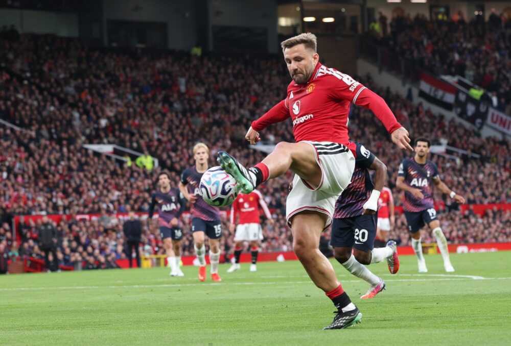 Luke Shaw &ndash; 6.9: Gặp kh&oacute; khăn trước mối đe dọa từ Mohammed Kudus nhưng đ&atilde; chơi tốt dần l&ecirc;n khi trận đấu tr&ocirc;i về cuối. Anh cũng d&iacute;nh l&iacute;u v&agrave;o vụ x&ocirc; x&aacute;t khiến Rodrigo Bentancur phải nhận thẻ đỏ. Ảnh: EPA/Adam Vaughan.