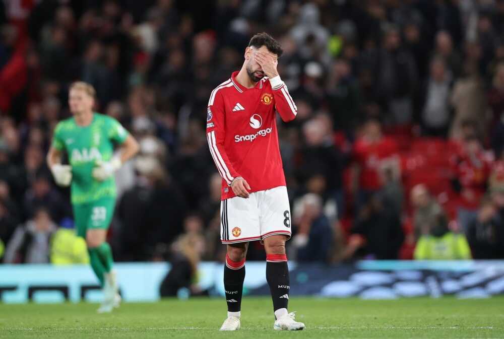 Bruno Fernandes &ndash; 6.6: Một m&agrave;n tr&igrave;nh diễn gần như v&ocirc; hại &ndash; chậm chạp trong c&aacute;c đường chuyền v&agrave; qu&aacute; dễ bị đối phương cướp b&oacute;ng. C&aacute;c pha phối hợp bật nhả thiếu ch&iacute;nh x&aacute;c, những pha chạm b&oacute;ng bước một vốn dĩ rất gọn g&agrave;ng nay lại trở n&ecirc;n vụng về, đồng thời kh&ocirc;ng tạo ra nhiều mối đe dọa l&ecirc;n khung th&agrave;nh đối phương. Ảnh: EPA/Adam Vaughan.