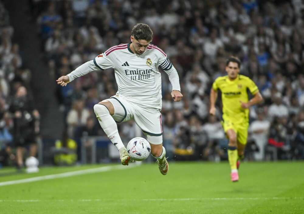 Federico Valverde: 8 điểm. Valverde chơi ổn khi đ&aacute; ở vị tr&iacute; tiền vệ trung t&acirc;m trong hệ thống hai tiền vệ trụ, nhưng nguy hiểm hơn hẳn khi đổi vị tr&iacute; với Arda Guler v&agrave; d&acirc;ng cao b&ecirc;n c&aacute;nh phải. Anh đ&atilde; thực hiện đường kiến tạo quyết định để Yan Diomande ghi b&agrave;n thắng duy nhất.