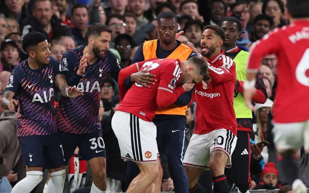 De Zerbi hôn Bentancur sau thẻ đỏ trước Man Utd