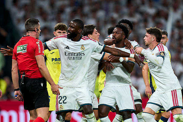  Vinicius d&iacute;nh thẻ đỏ khi giật t&oacute;c đối phương. Ảnh của Diego Souto/Getty Images.