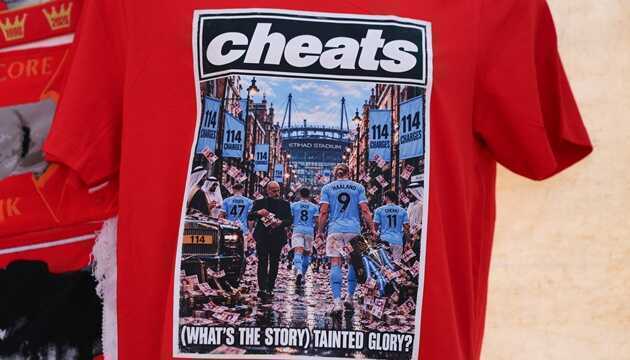 Fan MU đem biểu ngữ 50 năm trở lại để châm chọc Man City
