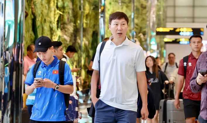 HLV Kim Sang Sik về quê nhà nghỉ ngơi sau FIFA ASEAN Cup