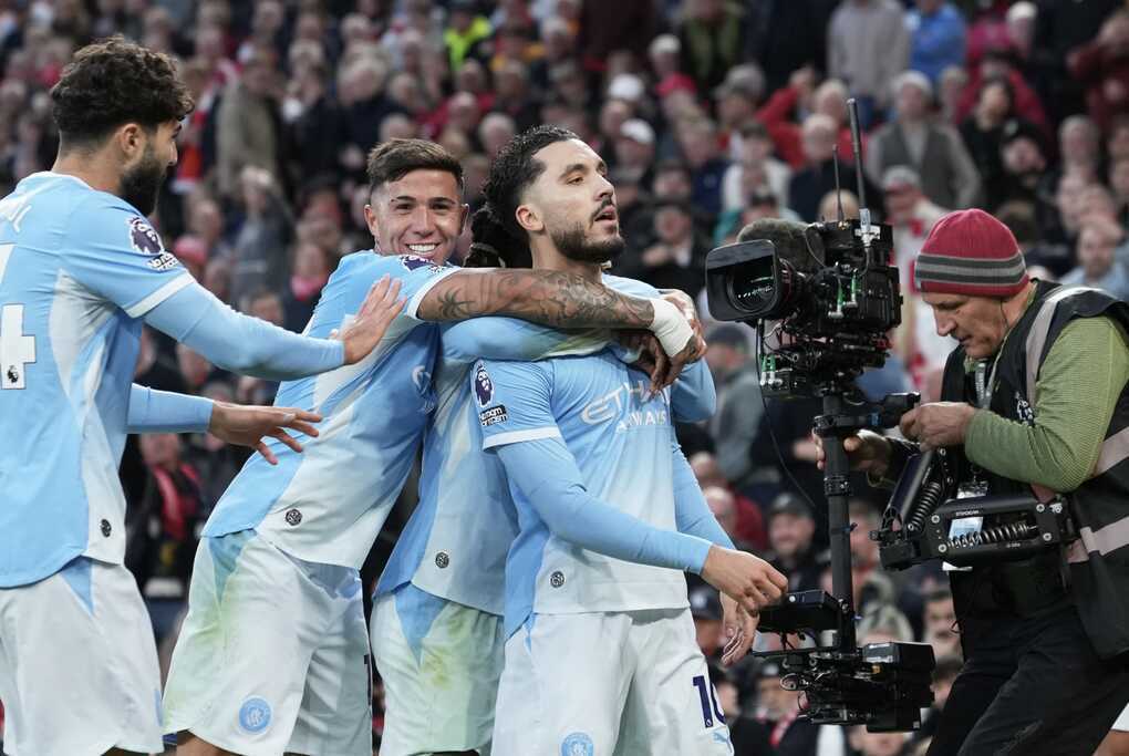 Neville: `Vụ Man City đang hủy hoại Ngoại hạng Anh`