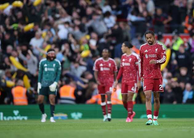 Liverpool sụp đổ nhanh ch&oacute;ng khi chỉ c&ograve;n 10 người. Ảnh: EPA/ADAM VAUGHAN