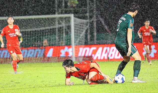 Nương tay pha đá xấu Đình Bắc, trọng tài FIFA nguy cơ bị treo còi