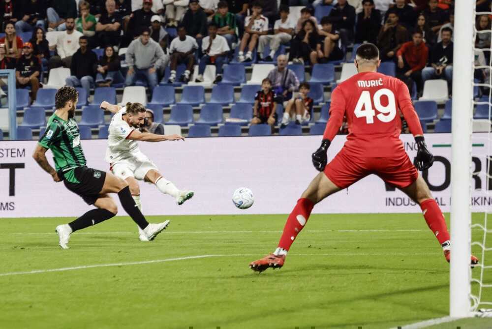 Rabiot ghi b&agrave;n cho Milan. Ảnh: EPA.