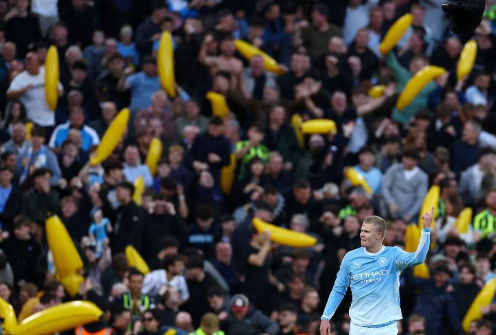 Vì sao CĐV Man City mang theo quả chuối bơm hơi đến Anfield?