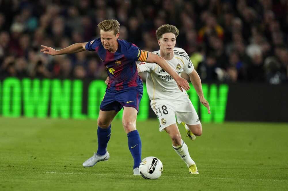 Giải mã thử nghiệm của Hansi Flick với Frenkie De Jong