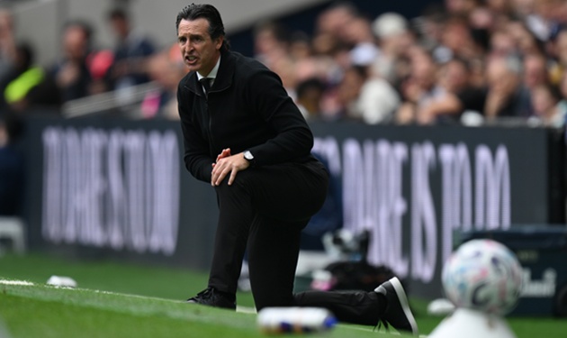 Emery v&agrave; c&aacute;c học tr&ograve; gặp đối thủ kh&oacute; chơi. (Ảnh: EPA Images)