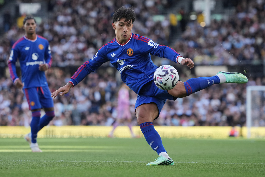 Cầu thủ Man Utd chất vấn Lisandro Martinez