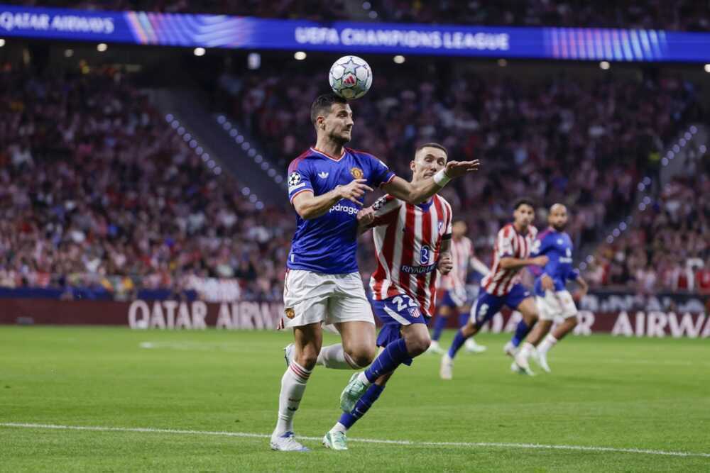 Diogo Dalot &ndash; 6. Hậu vệ n&agrave;y gặp nhiều kh&oacute; khăn trước những pha d&acirc;ng cao chồng bi&ecirc;n của Grimaldo. Ảnh: EPA.