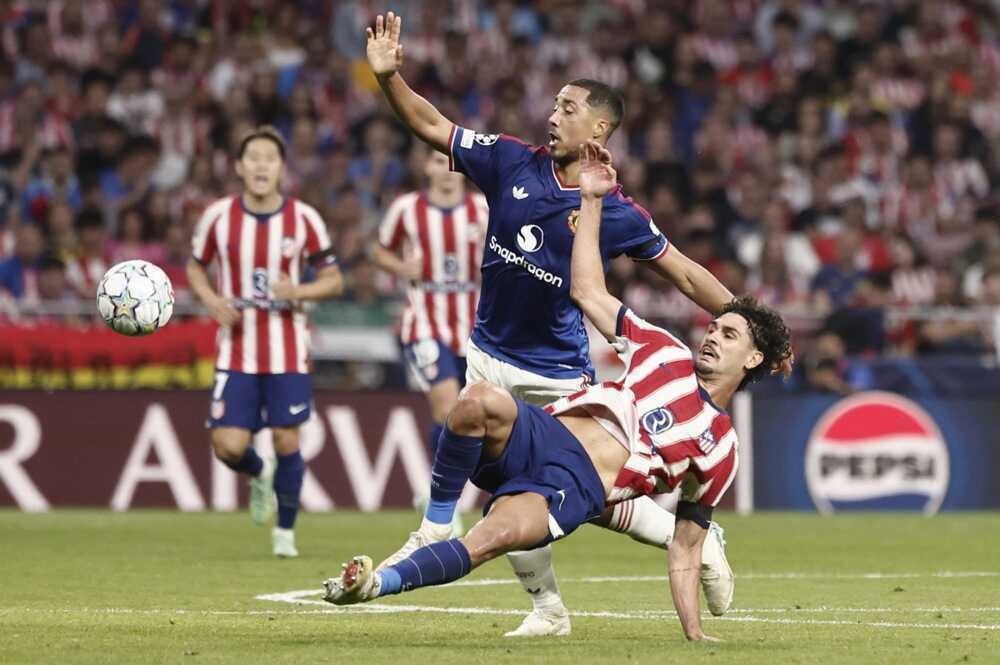 Youri Tielemans &ndash; 6,3.&nbsp;Tielemans kh&ocirc;ng thể tạo ra nhịp điệu ổn định ở khu vực trung tuyến. Tiền vệ n&agrave;y thường xuy&ecirc;n thất thế trong c&aacute;c pha tranh chấp. Ảnh: EPA.