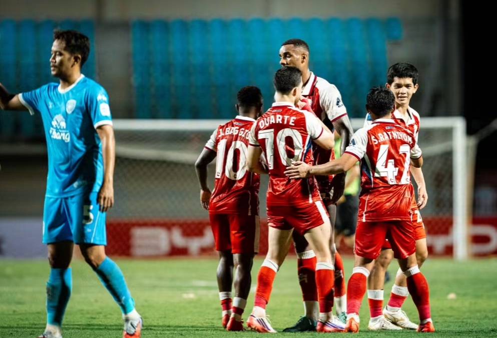 Niềm vui chiến thắng của c&aacute;c cầu thủ Kanchanaburi. Ảnh: Kanchanaburi Power FC