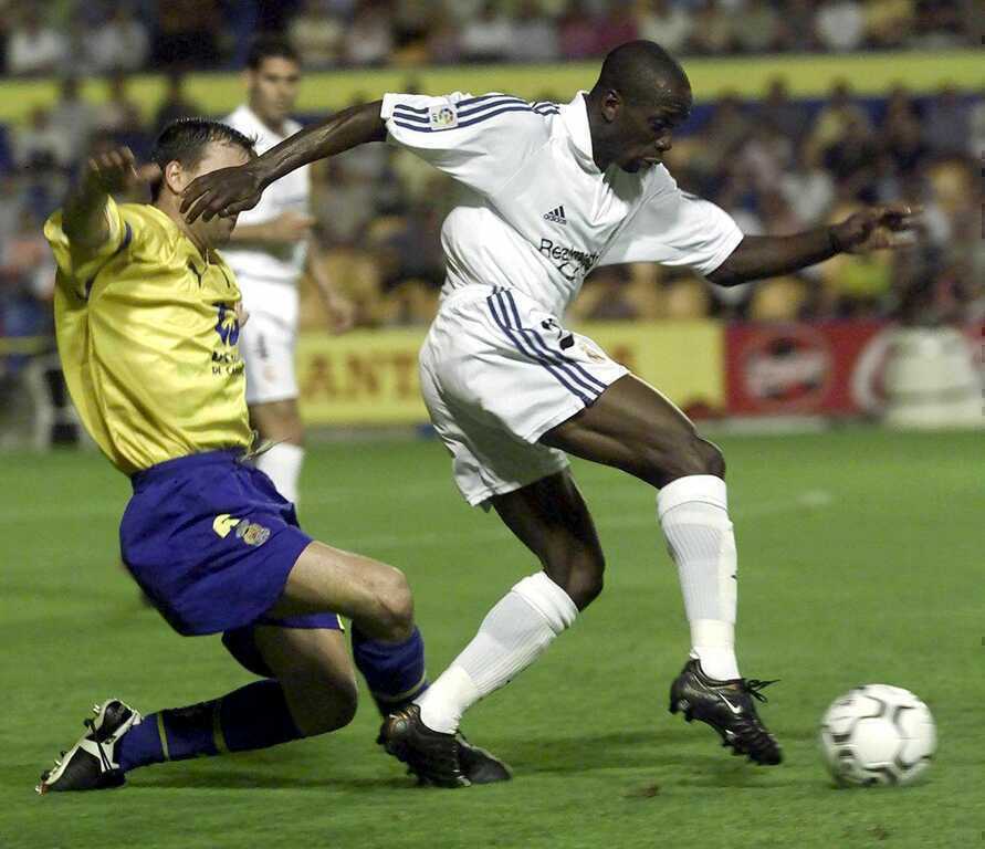 Makelele thu hồi b&oacute;ng, bọc l&oacute;t v&agrave; kết nối c&aacute;c tuyến. (Ảnh: EPA Images)