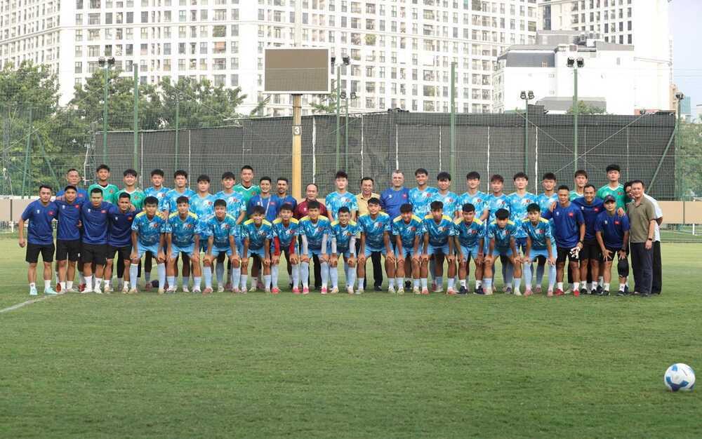 Chủ tịch VFF lấy lứa Quang Hải truyền lửa cho U17 Việt Nam