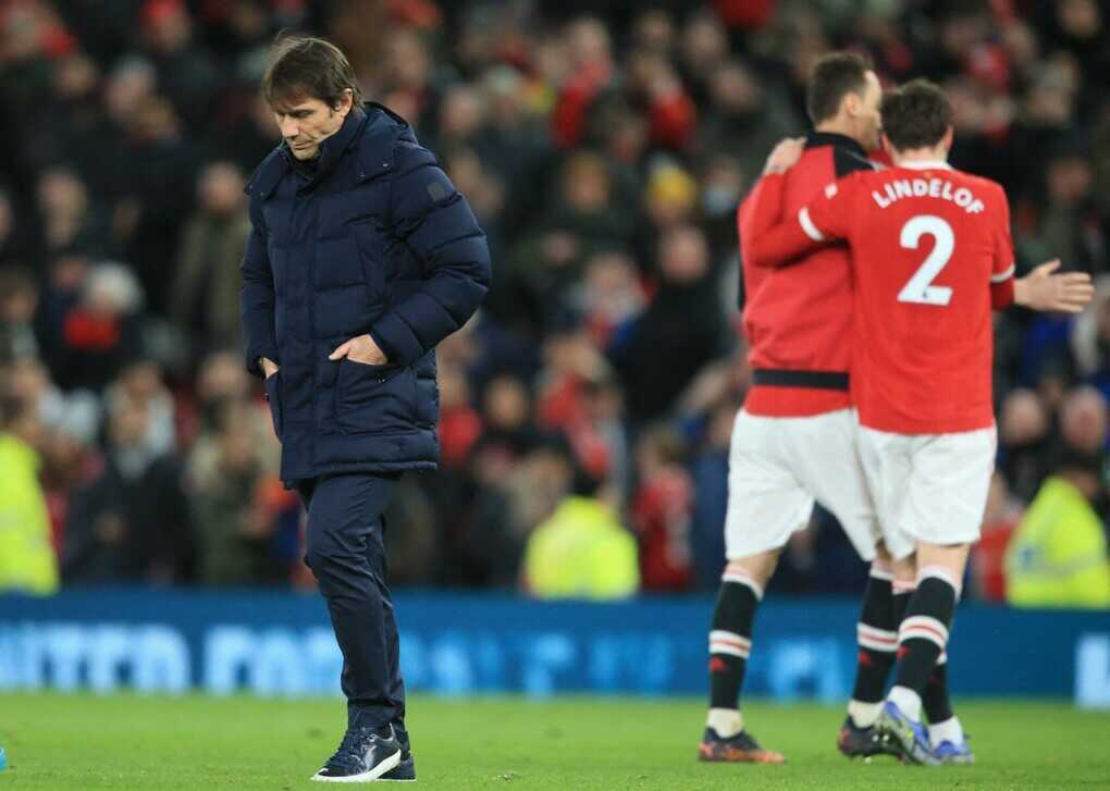 Conte liên hệ với Man Utd