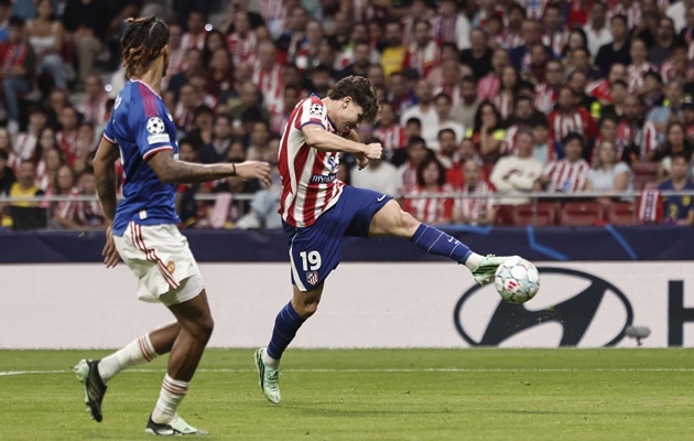 Julian Alvarez sáng cửa sang Barca nhờ người đại diện của Rodri