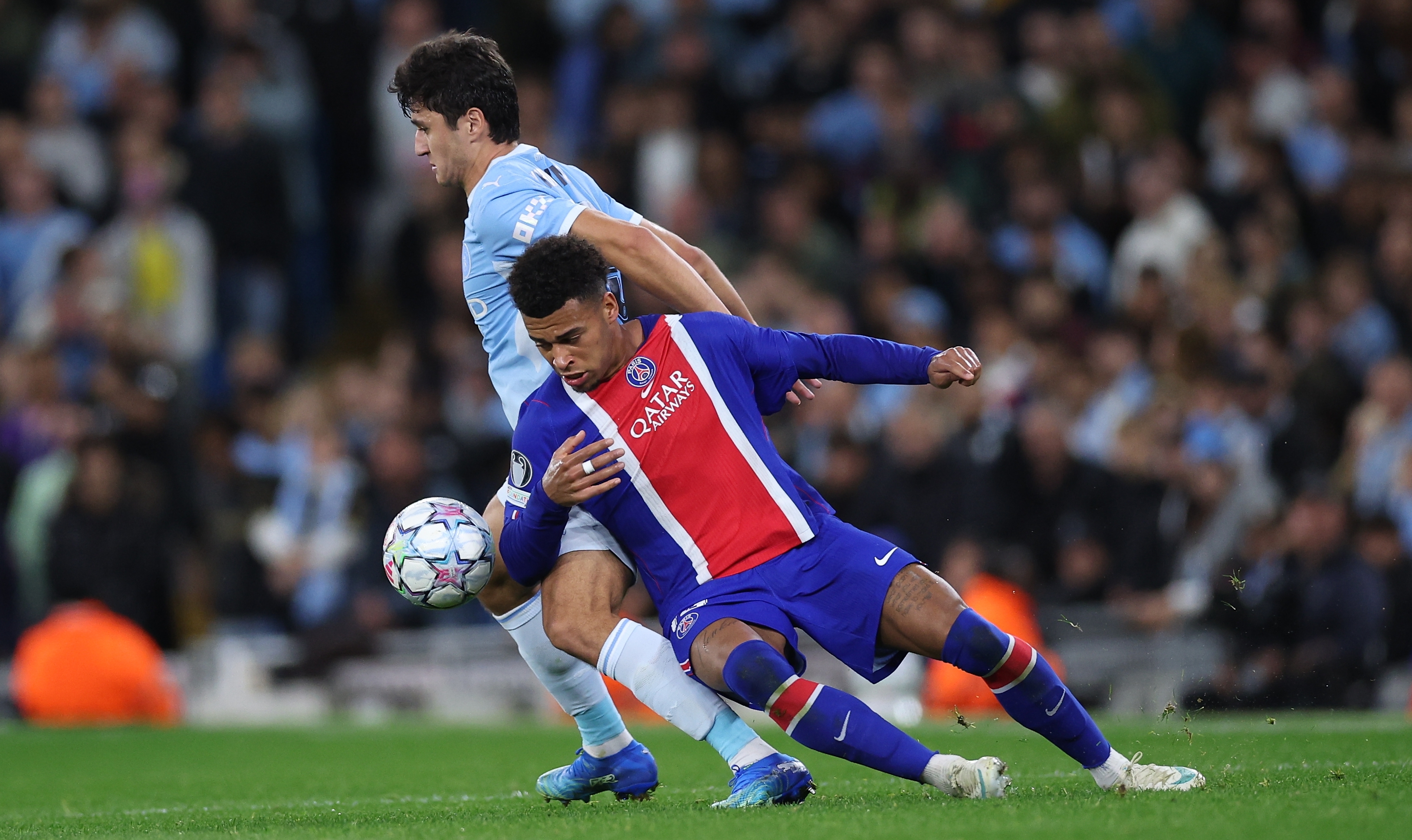 Desire Doue l&agrave;m khổ h&agrave;ng ph&ograve;ng ngự Manchester City. Ảnh: EPA/ADAM VAUGHAN