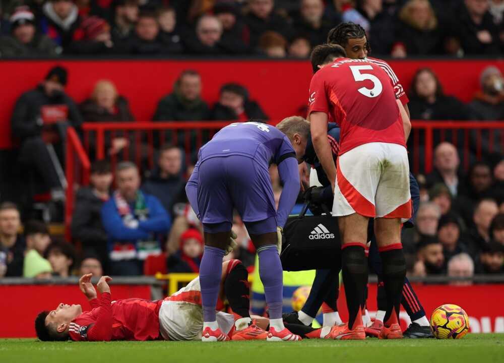 Lisandro Martinez hứng chịu qu&aacute; nhiều vấn đề thể trạng kể từ khi gia nhập Man Utd. Ảnh: EPA/Adam Vaughan.