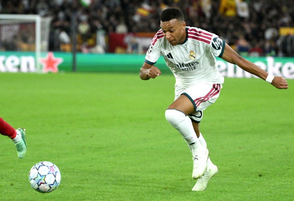Mbappe vẫn chưa thể th&iacute;ch nghi với vị tr&iacute; tiền đạo trung t&acirc;m. Ảnh: EPA IMAGES. 