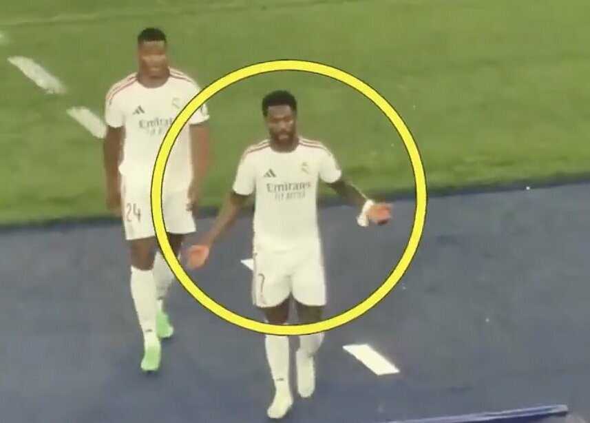 Vinicius phản đối Mourinho khi bị thay ra