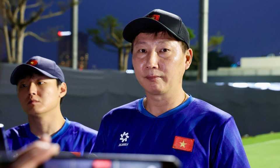 HLV Kim Sang-sik c&oacute; nhiều việc phải l&agrave;m với ĐTQG. Ảnh: VFF.