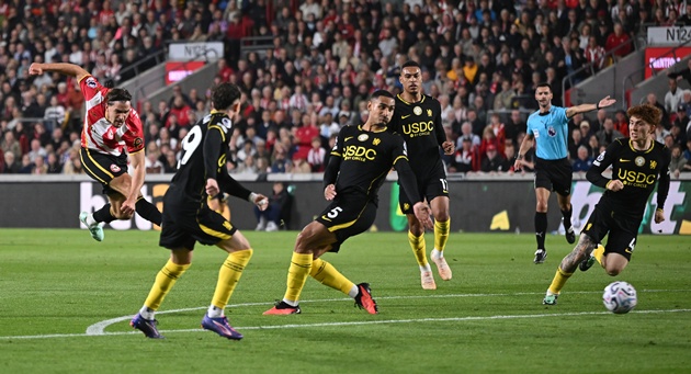 Brentford l&agrave; đối thủ kh&oacute; chịu. (Ảnh: EPA Images)