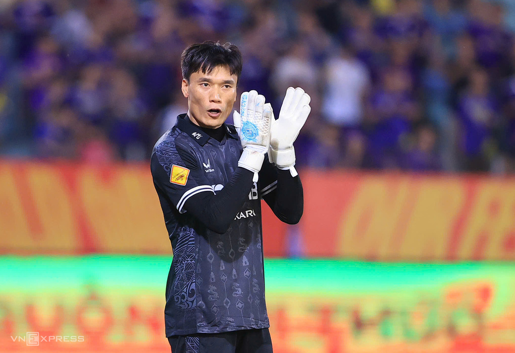 Bùi Tiến Dũng để thủng lưới 8 bàn sau hai trận V-League